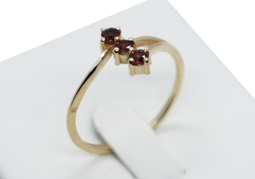 Gold PL Ring 3 Stones Garnet